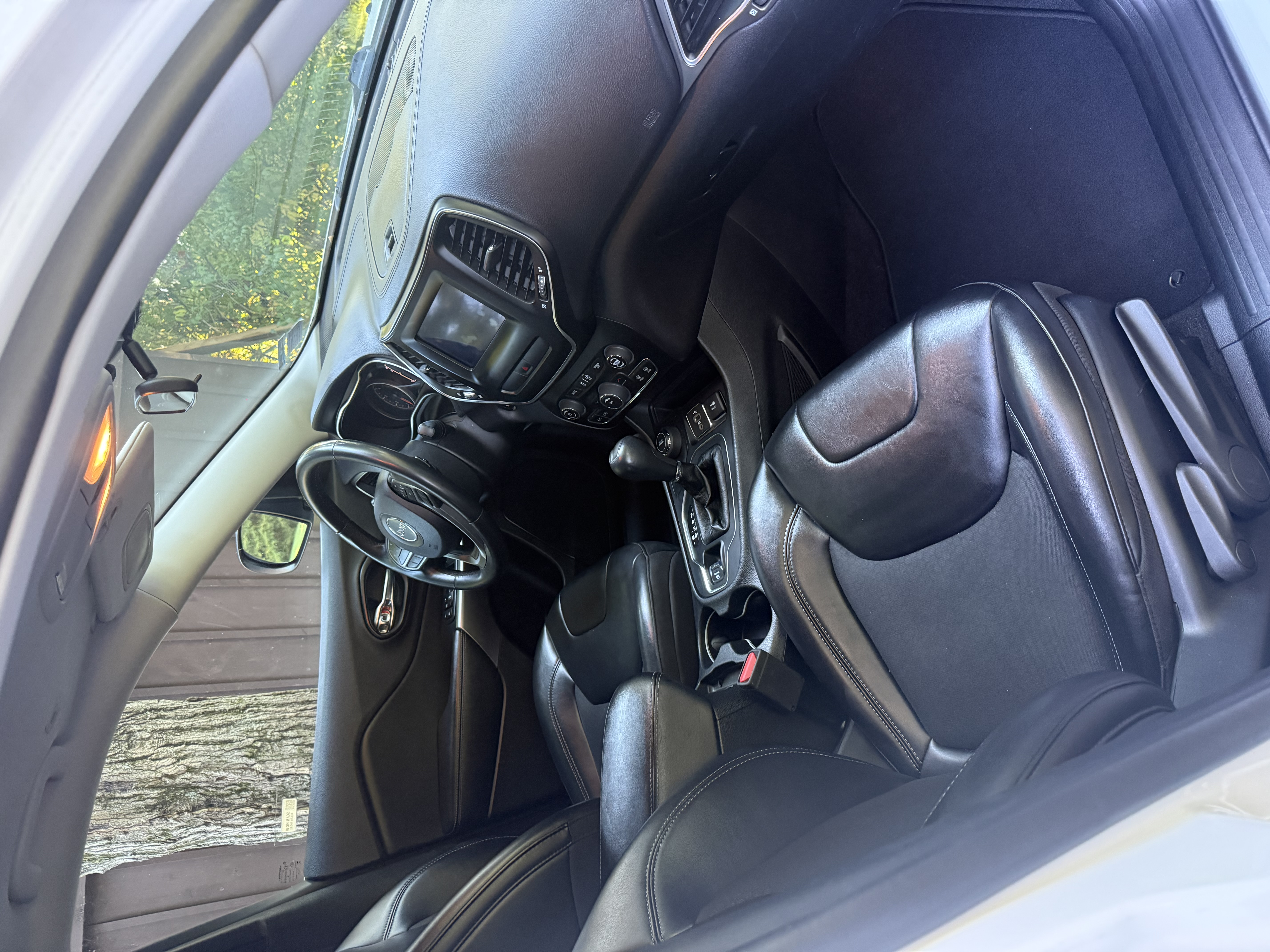 Used 2019 Jeep Cherokee Latitude Plus AWD/4WD image 14
