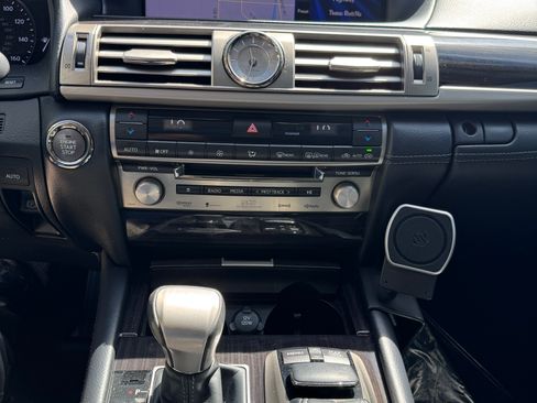 Used 2013 Lexus LS 460 AWD w/ Comfort Pkg image 17