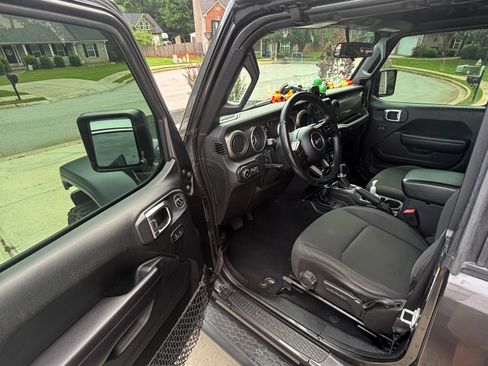 Used 2018 Jeep Wrangler Sport AWD/4WD image 6