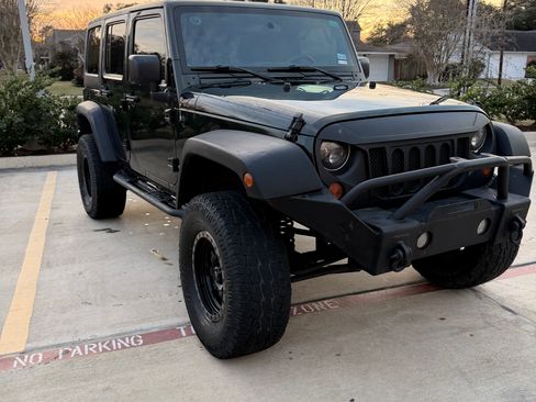 Used 2012 Jeep Wrangler Unlimited Sport image 2
