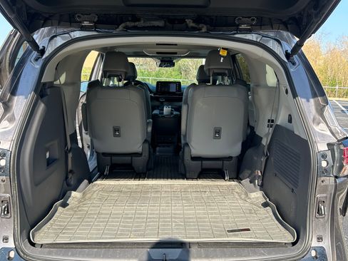 Used 2022 Toyota Sienna Limited image 11