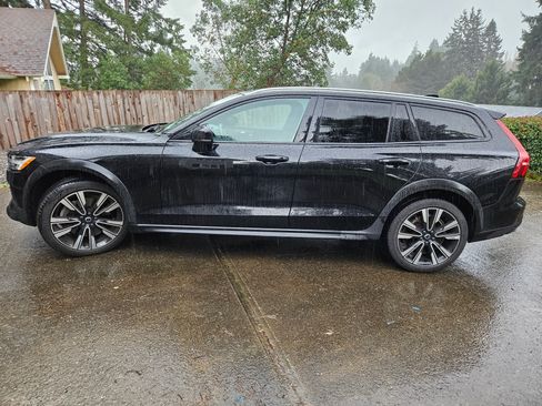 Used 2022 Volvo V60 T5 Cross Country image 4