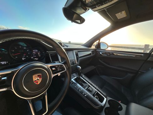 Used 2018 Porsche Macan Sport Edition image 2