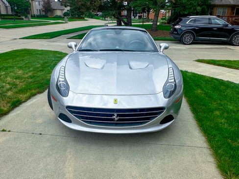 Used 2015 Ferrari California T RWD image 5