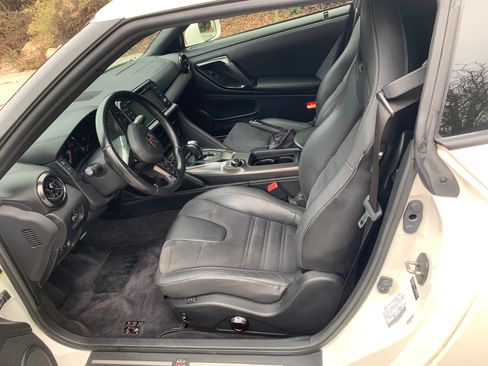 Used 2018 Nissan GT-R Premium image 17