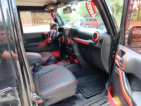 Used 2015 Jeep Wrangler Unlimited Sahara AWD/4WD image 13