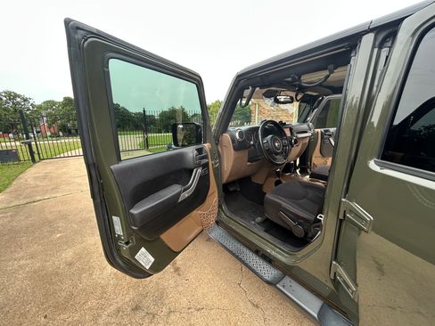 Used 2015 Jeep Wrangler Unlimited Sahara w/ Dual Top Group AWD/4WD image 25