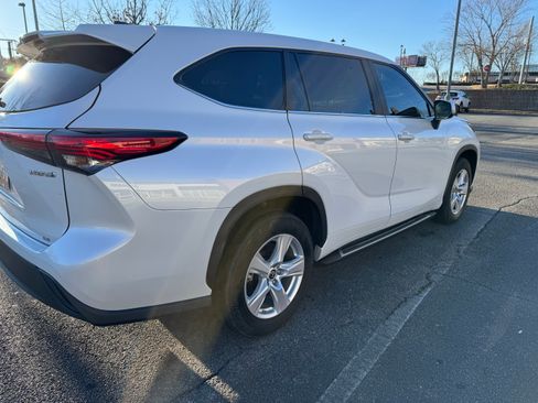 Used 2023 Toyota Highlander LE FWD image 5