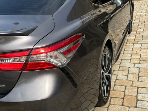 Used 2019 Toyota Camry SE image 4