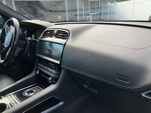 Used 2017 Jaguar F-PACE R-Sport image 8