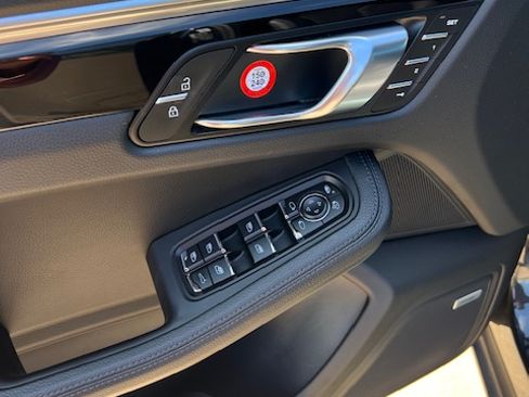 Used 2021 Porsche Macan S image 10