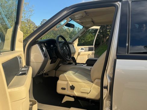Used 2017 Ford Expedition XLT image 10