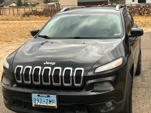 Used 2016 Jeep Cherokee Latitude w/ Cold Weather Group AWD/4WD image 1