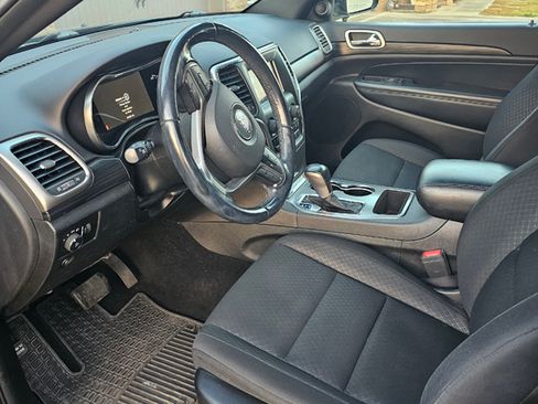 Used 2020 Jeep Grand Cherokee Laredo image 12