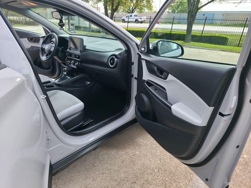 Used 2023 Hyundai Kona SEL FWD image 2