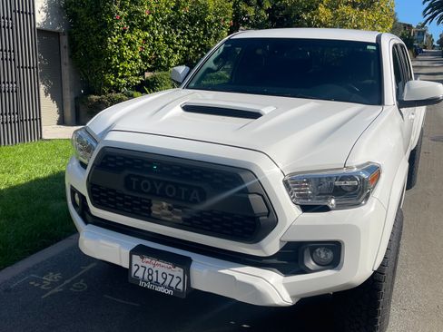 Used 2020 Toyota Tacoma TRD Sport image 2
