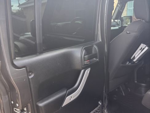 Used 2018 Jeep Wrangler Unlimited Sahara AWD/4WD image 18