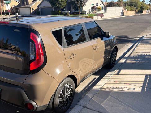 Used 2014 Kia Soul FWD image 2