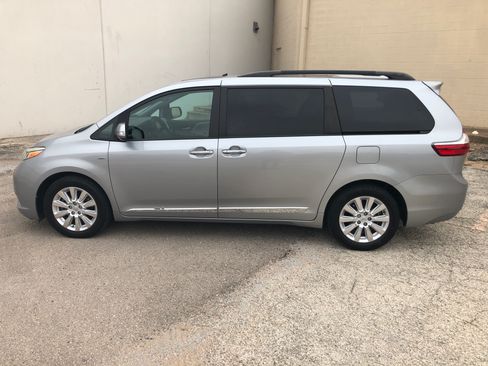 Used 2016 Toyota Sienna Limited Premium image 2