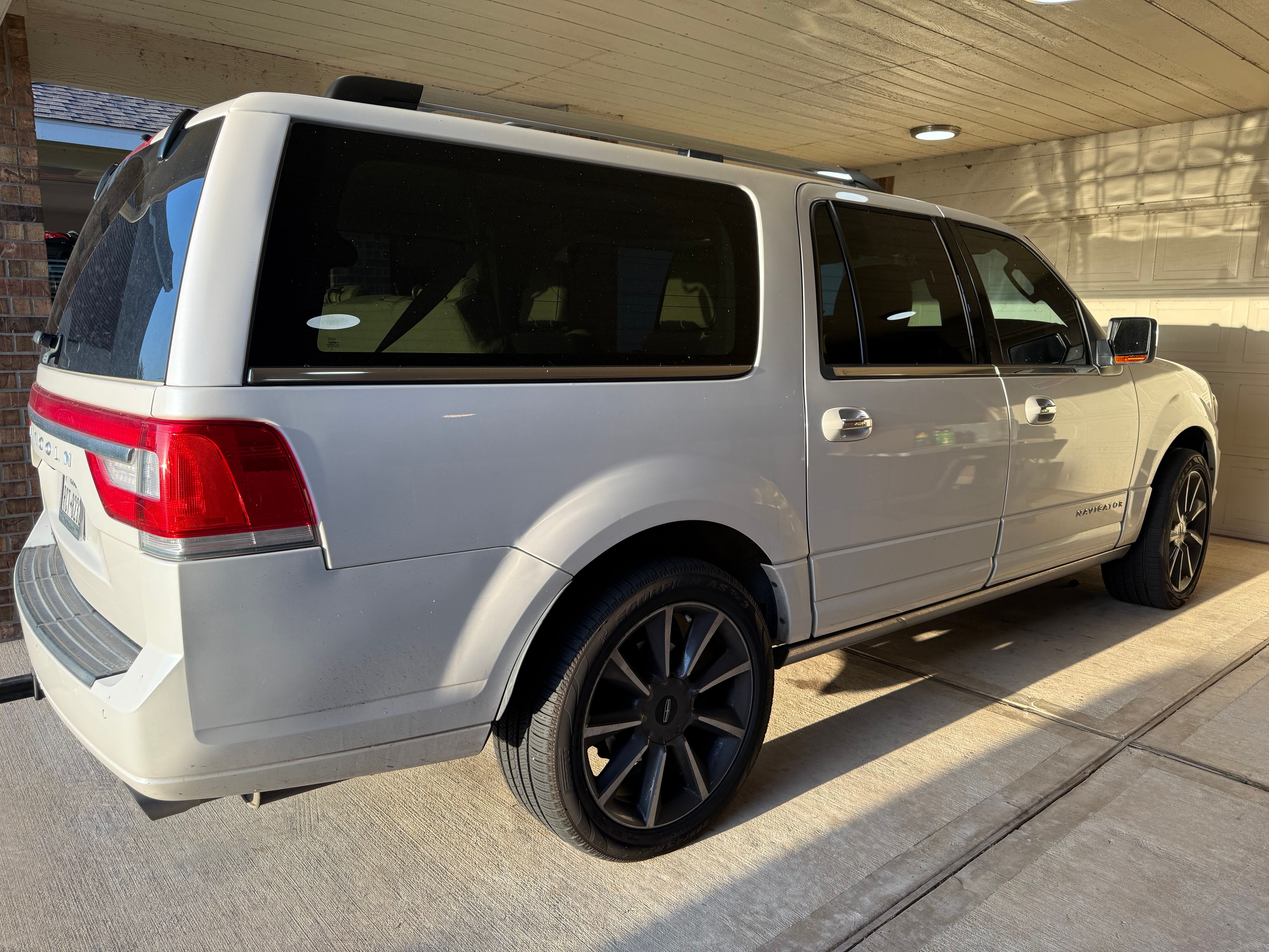 Used 2017 Lincoln Navigator L Reserve RWD image 1
