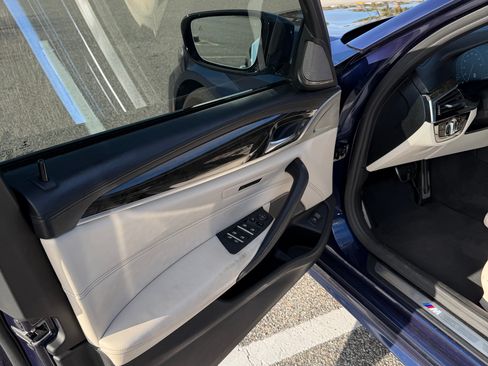 Used 2019 BMW 540i w/ M Sport Package image 9