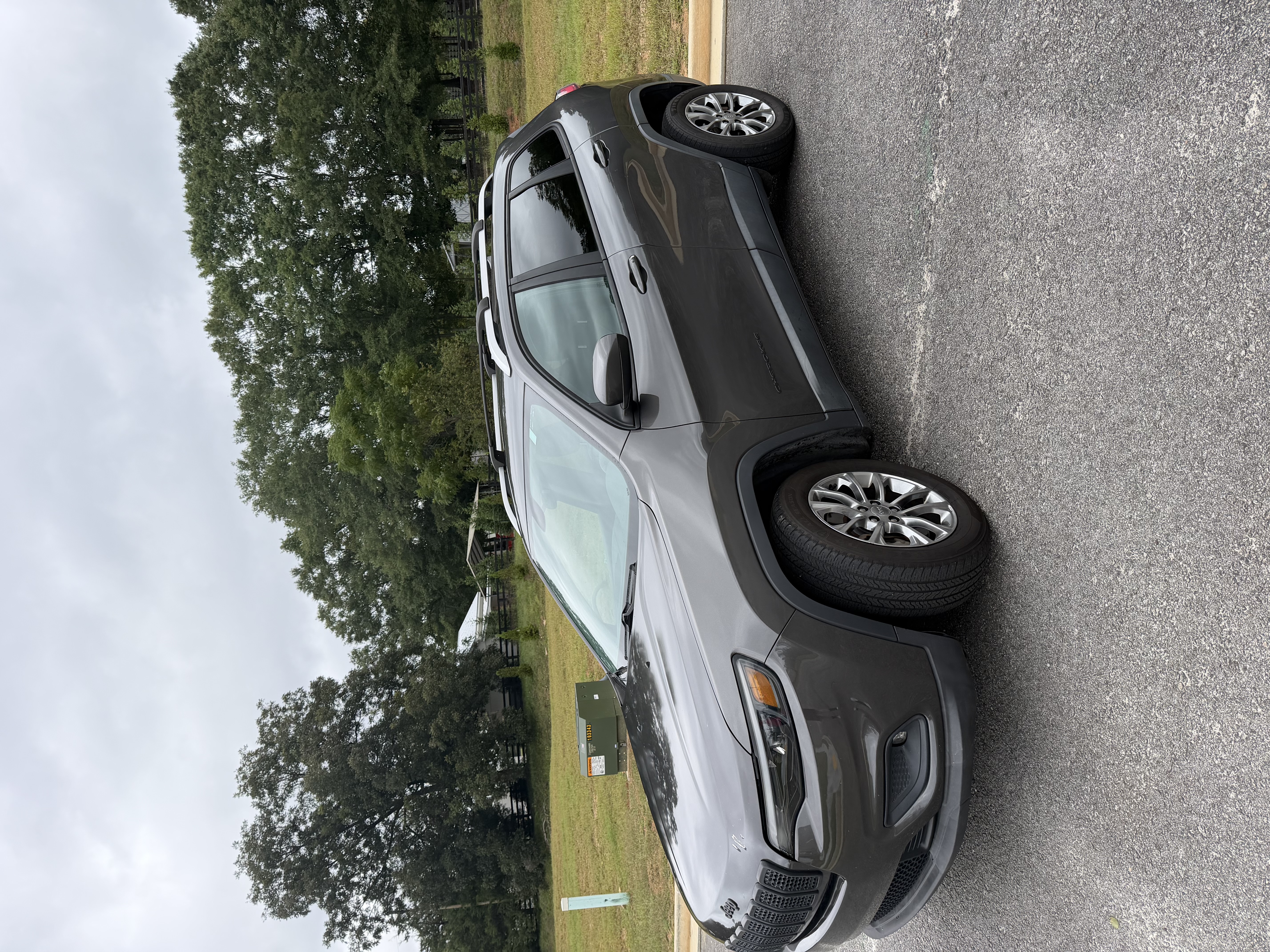 Used 2019 Jeep Cherokee Latitude Plus FWD image 2