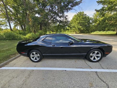 Used 2019 Dodge Challenger SXT RWD image 4