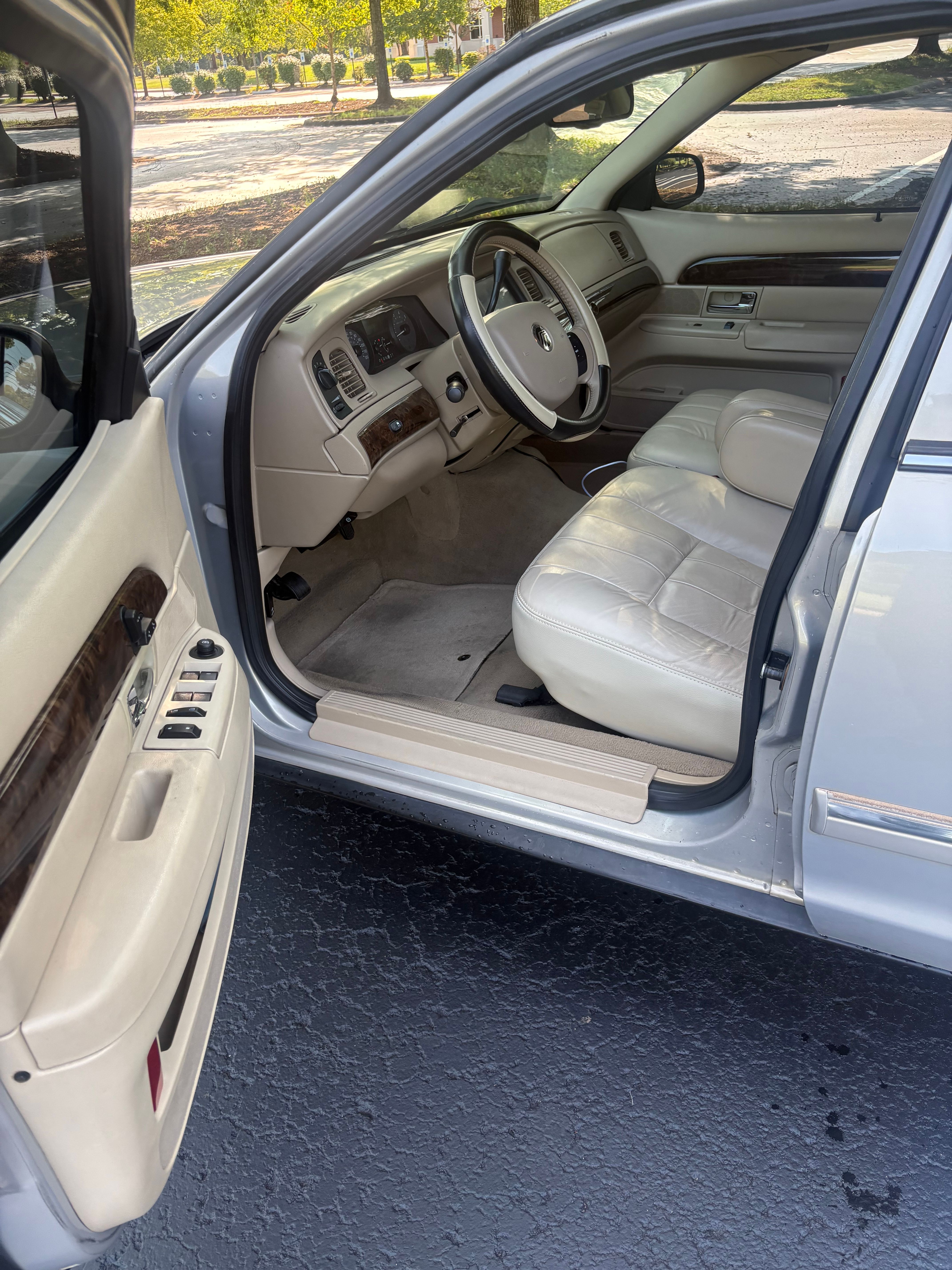 Used 2010 Mercury Grand Marquis LS RWD image 8