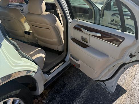 Used 2004 Lincoln Town Car Ultimate RWD image 26