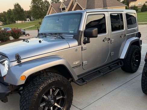 Used 2014 Jeep Wrangler Unlimited Sahara w/ Dual Top Group AWD/4WD image 2