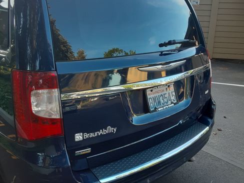 Used 2013 Chrysler Town & Country Touring-L w/ Driver Convenience Group FWD image 12