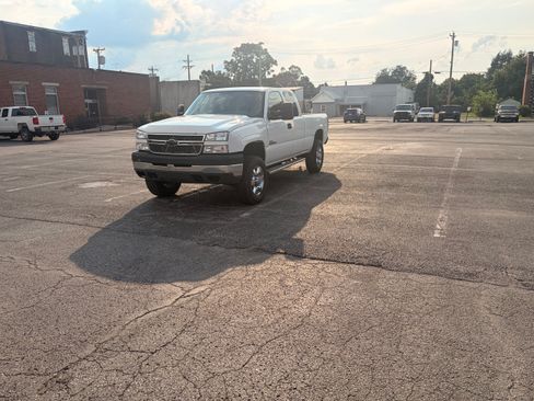 Used 2005 Chevrolet Silverado 2500 LS w/ Heavy-Duty Power Package AWD/4WD image 2