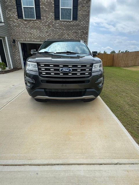 Used 2017 Ford Explorer XLT w/ Equipment Group 202A FWD image 4