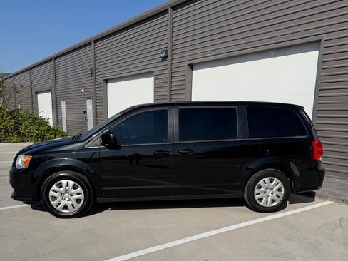 Used 2016 Dodge Grand Caravan SE w/ Quick Order Package 29E SE image 2