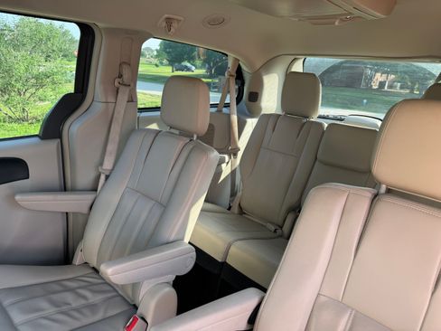 Used 2015 Chrysler Town & Country LX FWD image 5