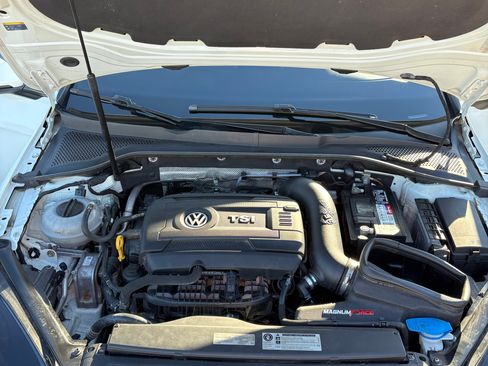 Used 2017 Volkswagen GTI SE image 10