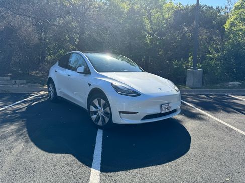 Used 2021 Tesla Model Y Long Range image 12