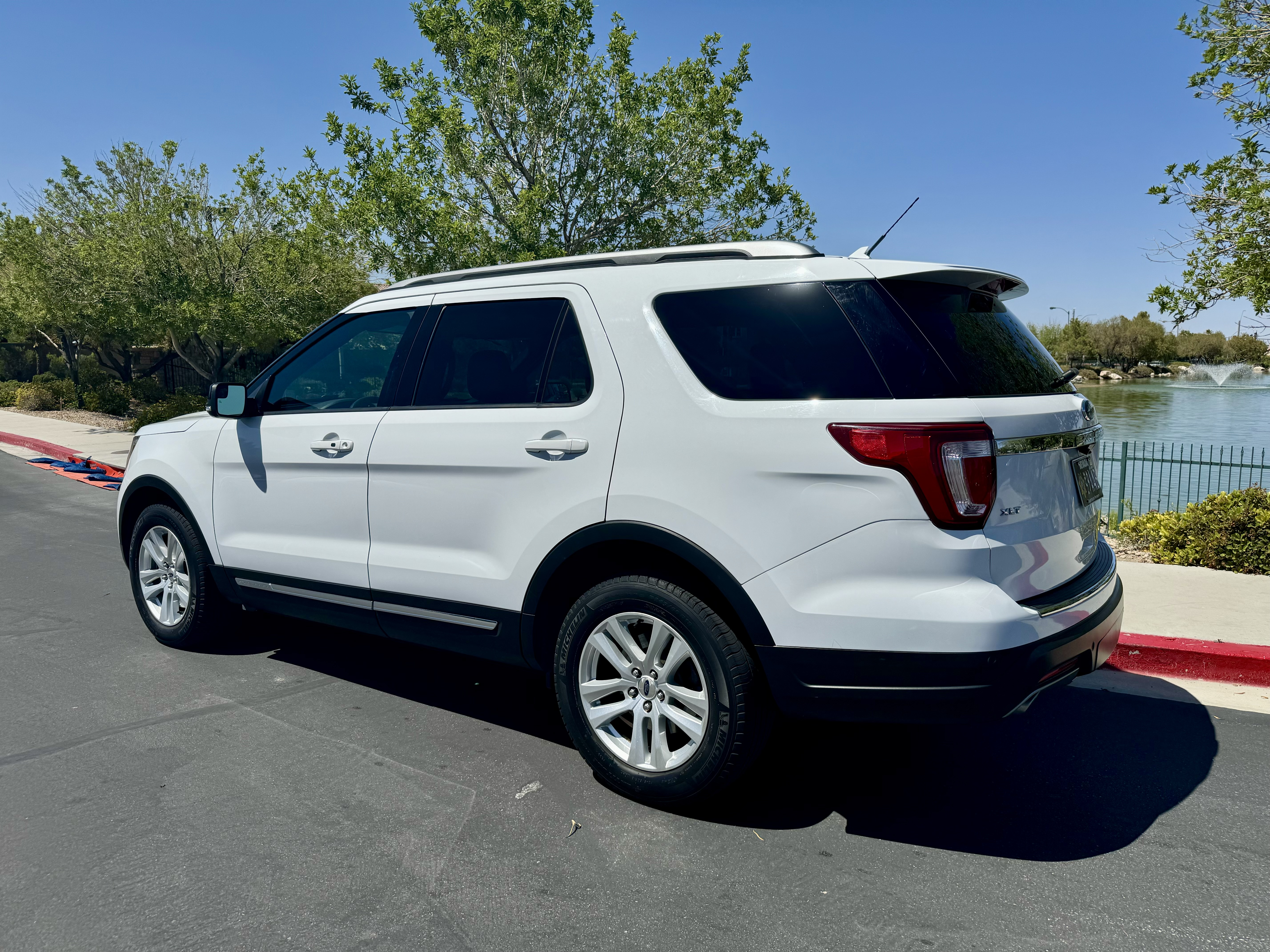 Used 2018 Ford Explorer XLT w/ Equipment Group 202A FWD image 4