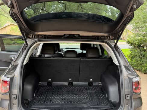 Used 2021 Jeep Compass Latitude FWD image 1