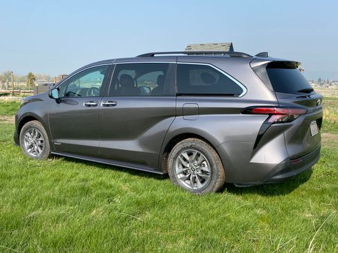 Used 2021 Toyota Sienna XLE FWD image 4