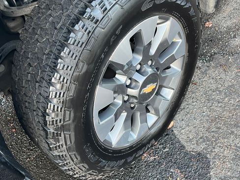 Used 2023 Chevrolet Silverado 2500 Custom w/ Custom Value Package image 11