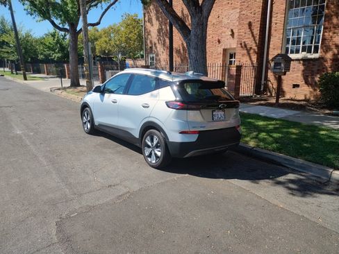 Used 2023 Chevrolet Bolt EUV LT w/ Convenience Package image 4