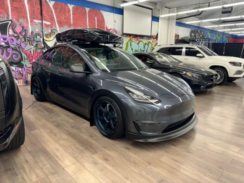 Used 2022 Tesla Model Y Long Range image 4