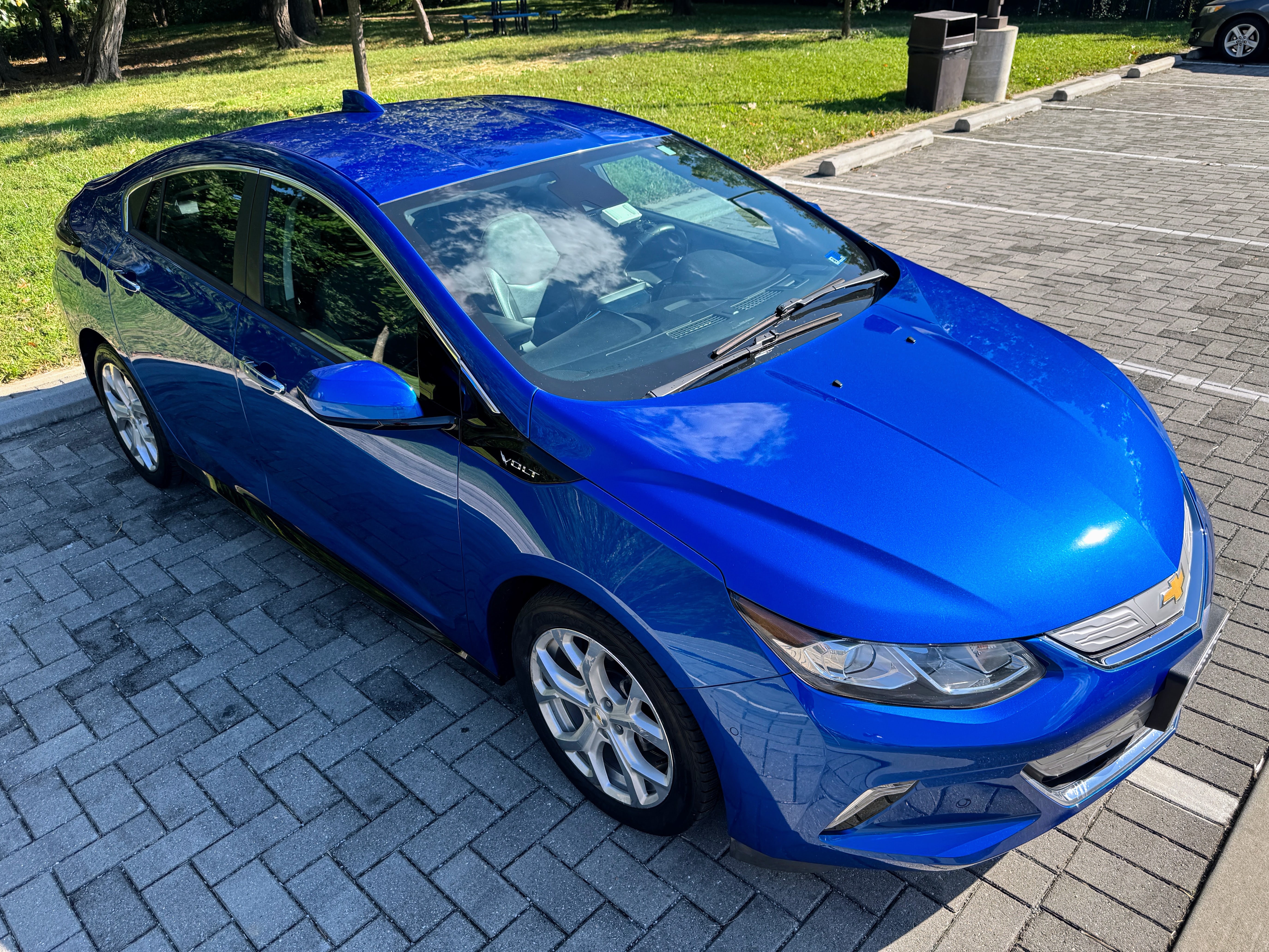 Used 2017 Chevrolet Volt Premier w/ Driver Confidence II Package FWD image 4