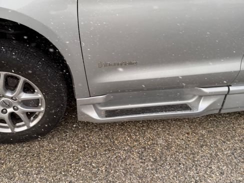 Used 2023 Chrysler Voyager LX image 4