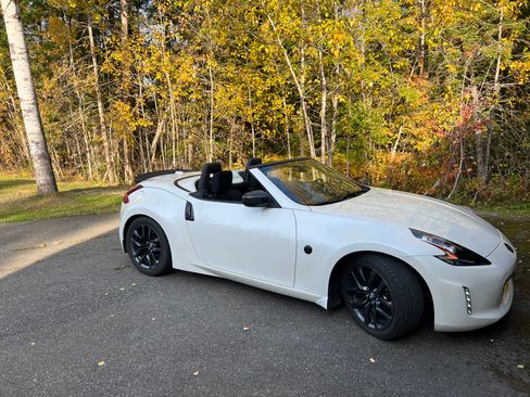 Used 2018 Nissan 370Z Roadster image 2