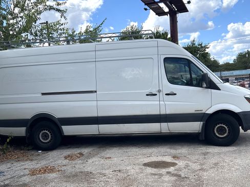 Used 2014 Freightliner Sprinter 2500 image 2