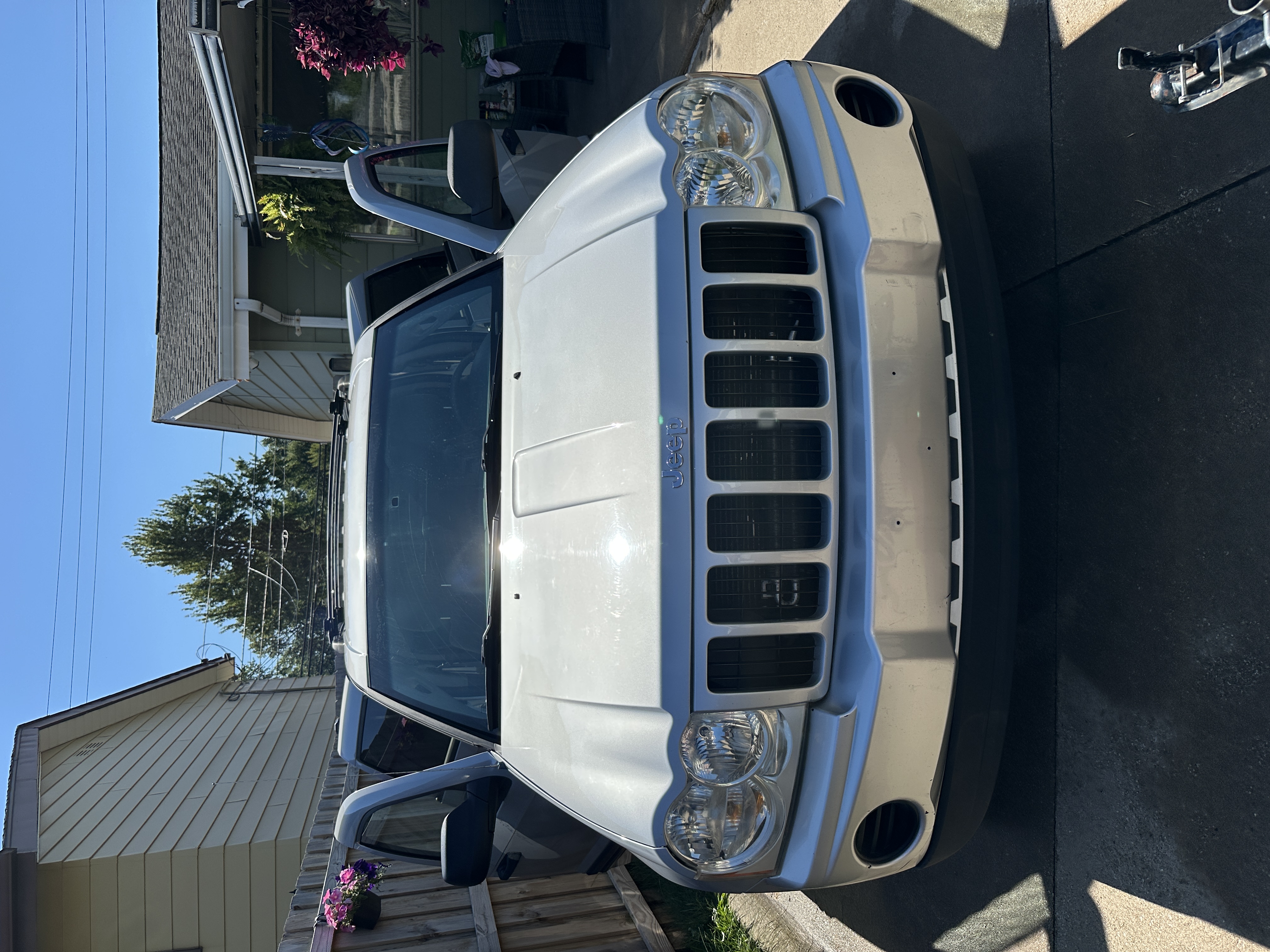 Used 2005 Jeep Grand Cherokee Laredo w/ Cargo Convenience Group AWD/4WD image 2