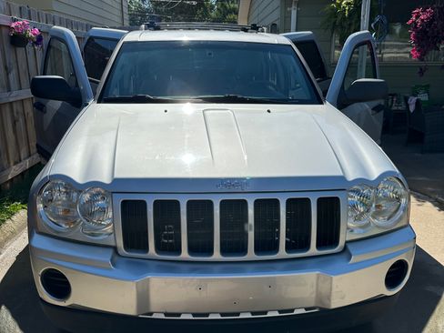 Used 2005 Jeep Grand Cherokee Laredo w/ Cargo Convenience Group AWD/4WD image 2