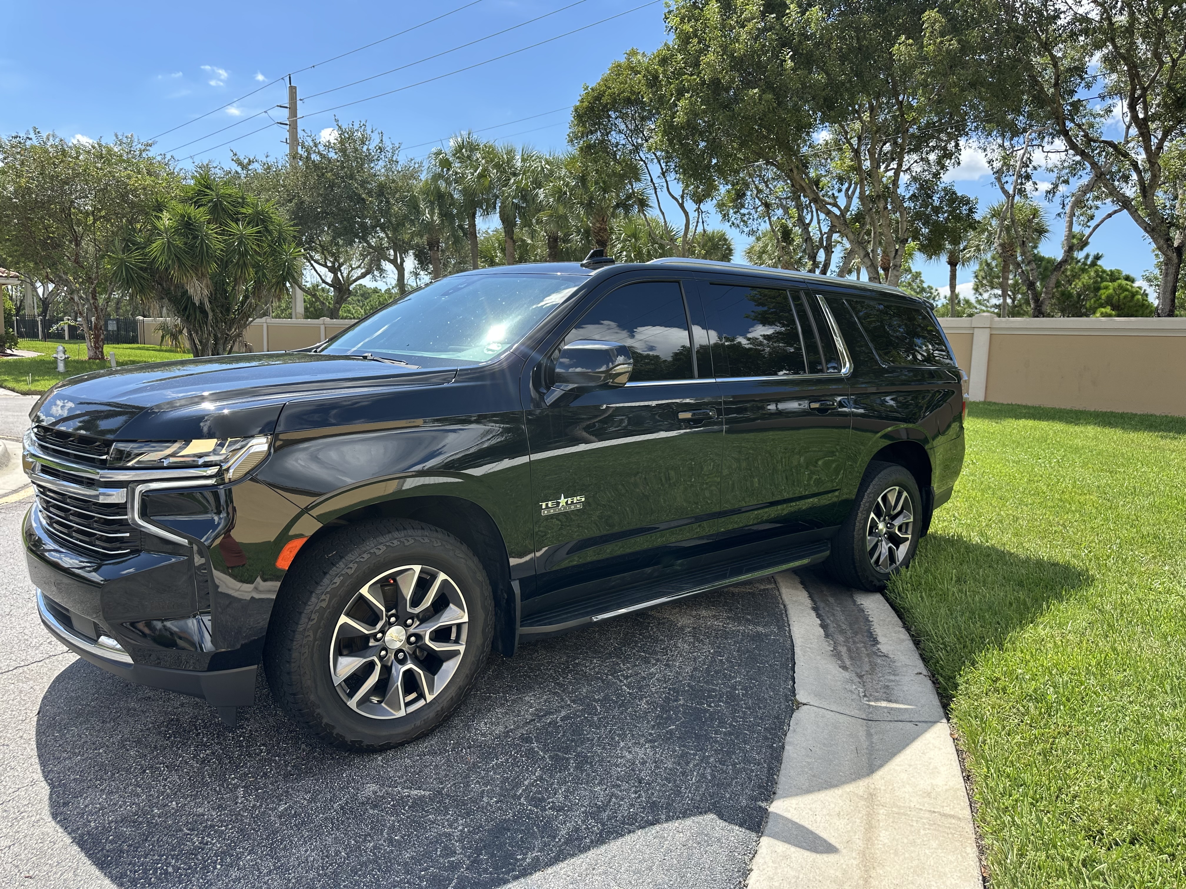 Used 2022 Chevrolet Suburban LT w/ LT Signature Package AWD/4WD image 4